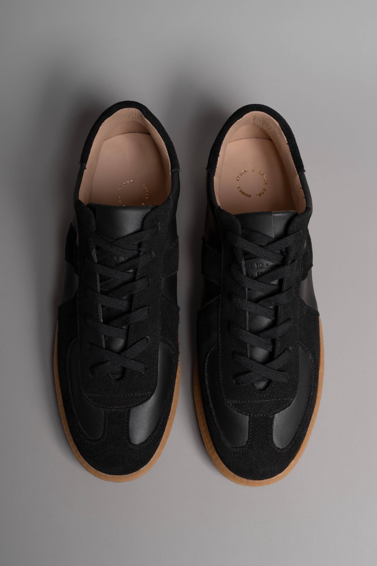 GAT - German Army Trainer de piel — detalle de la piel y costura (9) — Miles & Louie