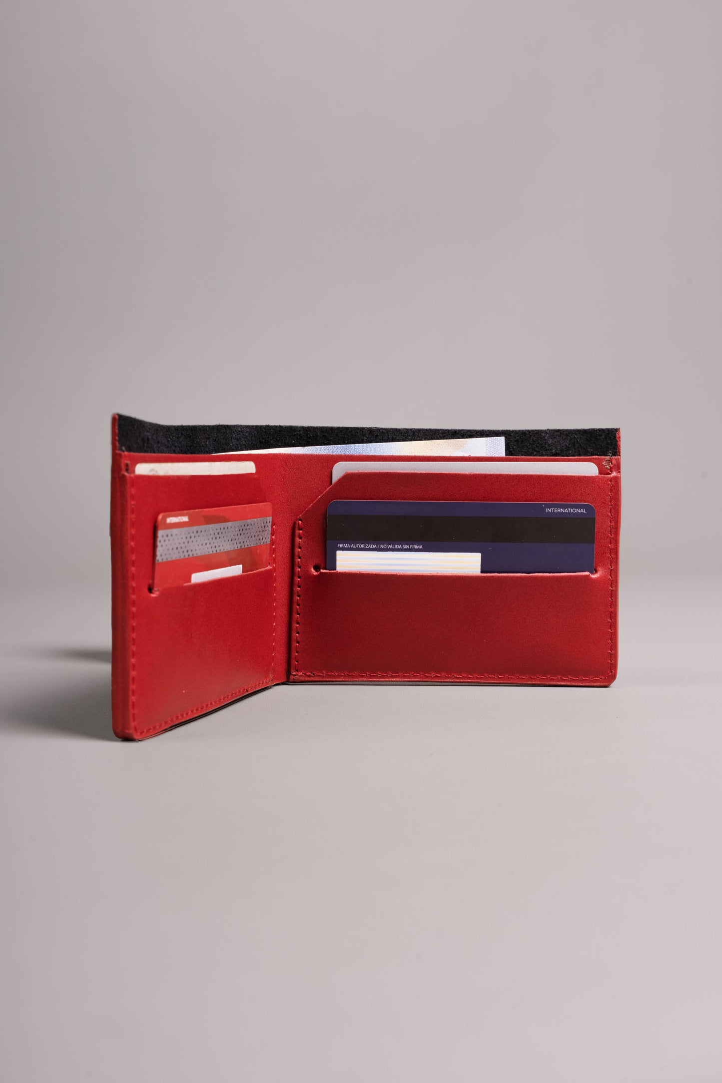 Xolos Bifold Wallet de piel color negro — interior — Miles & Louie