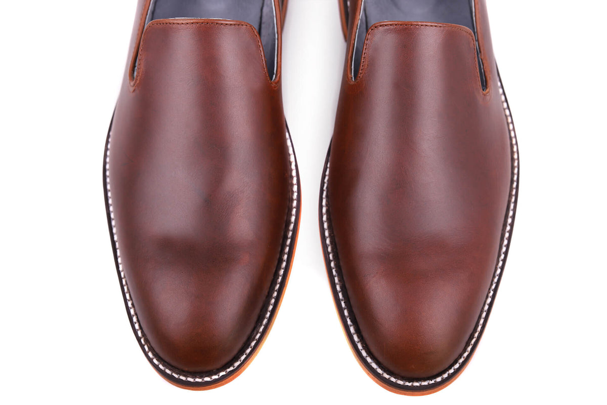 Welted Loafer de piel color shedrón — en uso — Miles & Louie