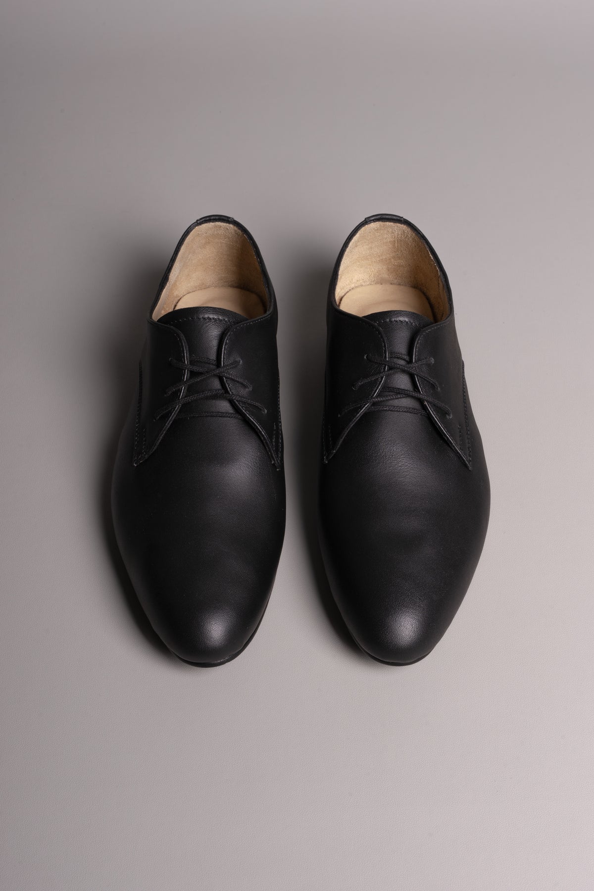 Shapeless Derby de piel color negro — detalle de la piel y costura (9) — Miles & Louie