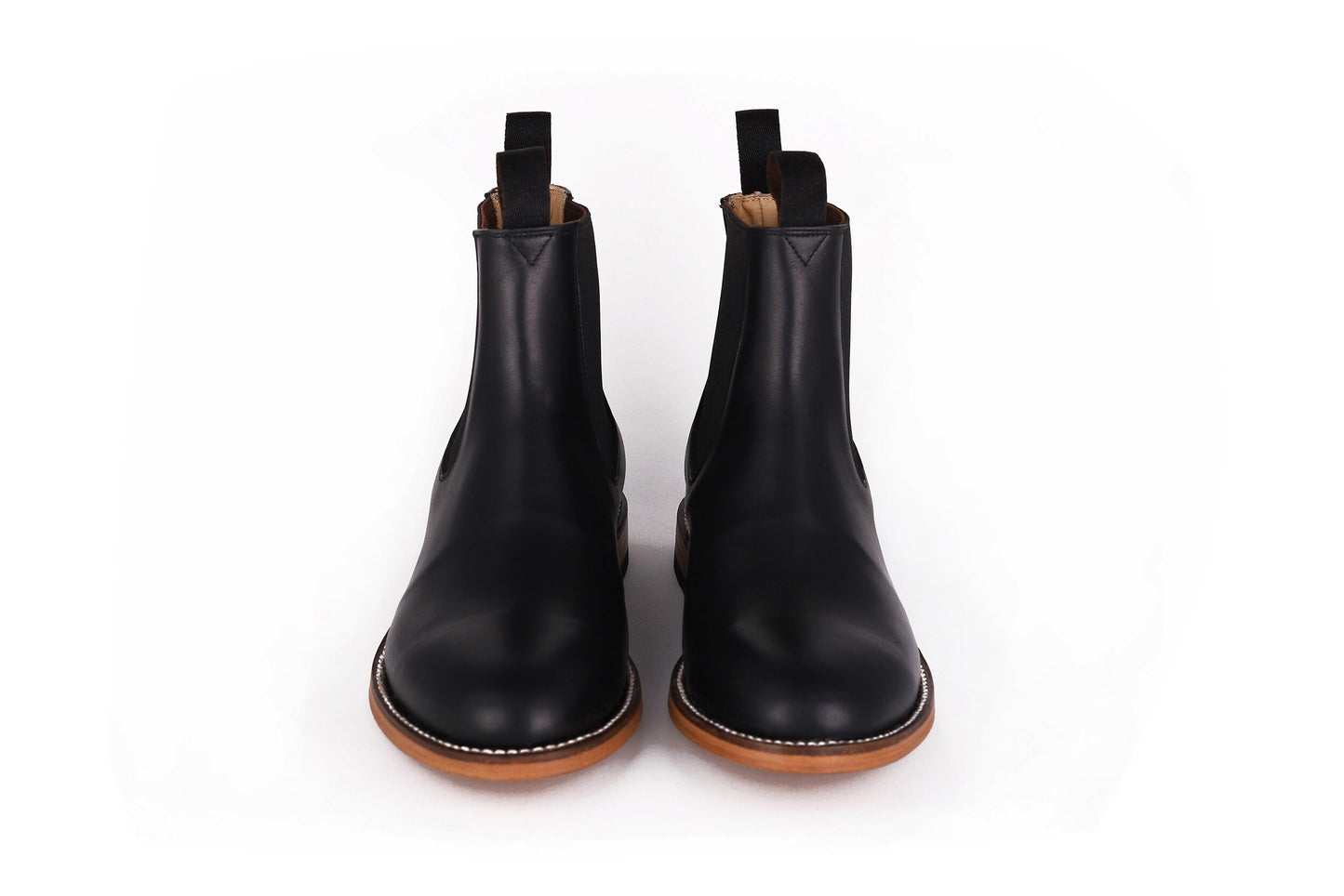 Chelsea Boot de piel color negro — detalle de la piel y costura — Miles & Louie
