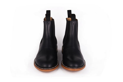 Chelsea Boot de piel color negro — detalle de la piel y costura — Miles & Louie