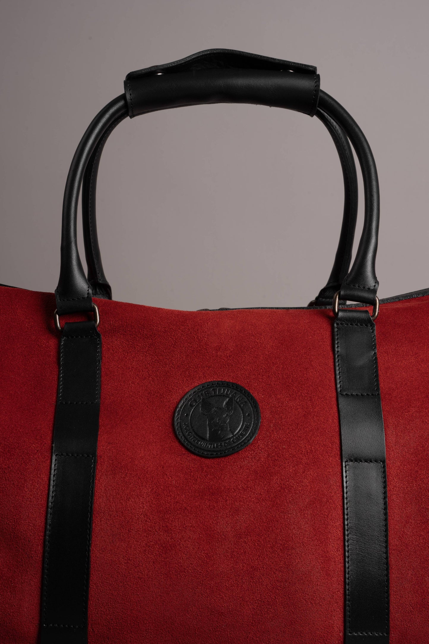 Xolos Gym Bag de piel — detalle de la piel y costura — Miles & Louie