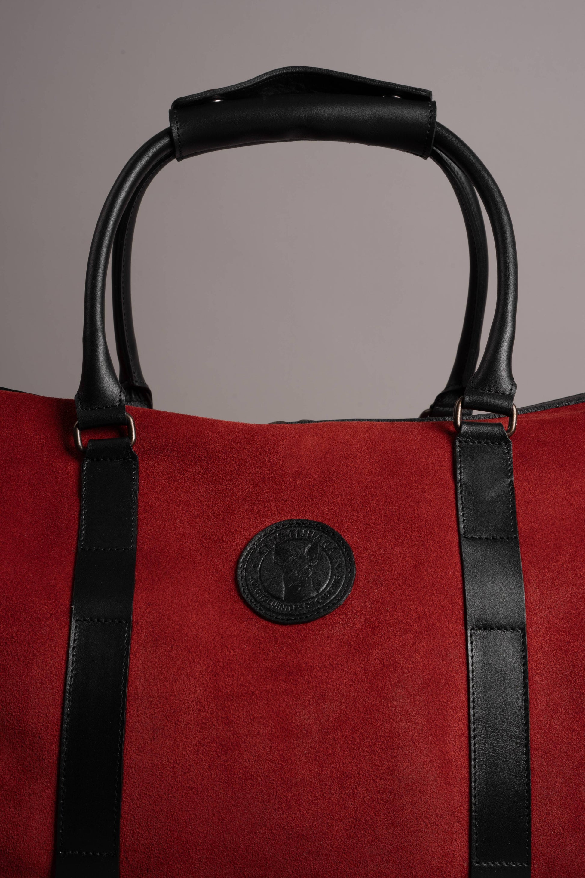 Xolos Gym Bag de piel — detalle de la piel y costura — Miles & Louie