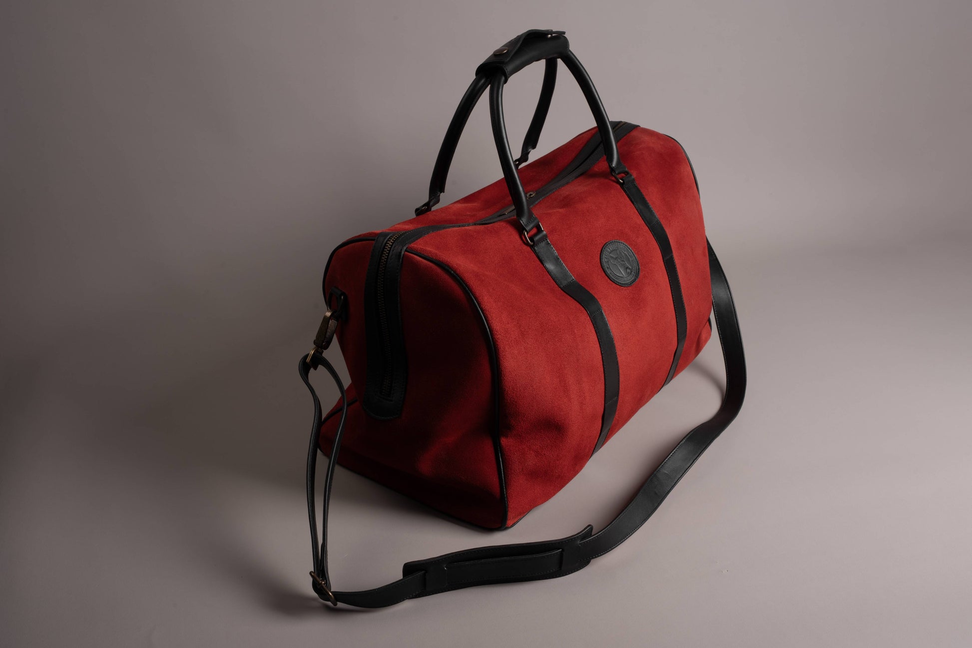Xolos Gym Bag de piel — detalle de la piel y costura (9) — Miles & Louie