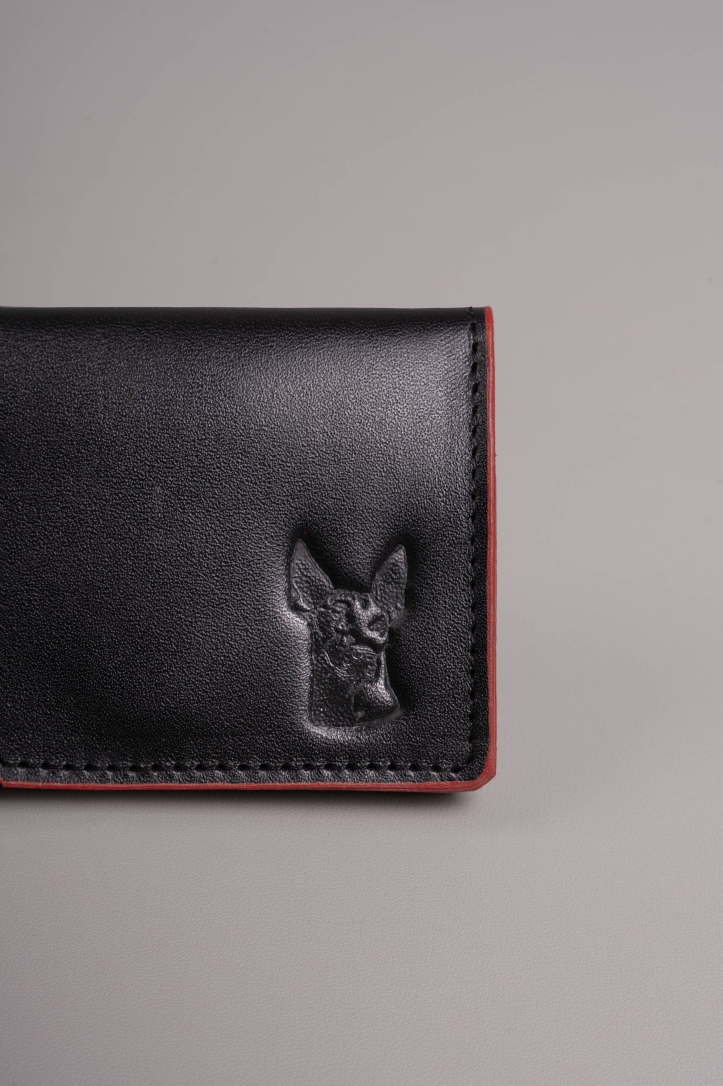 Xolos Double Cardholder de piel color negro — detalle de la piel y costura — Miles & Louie