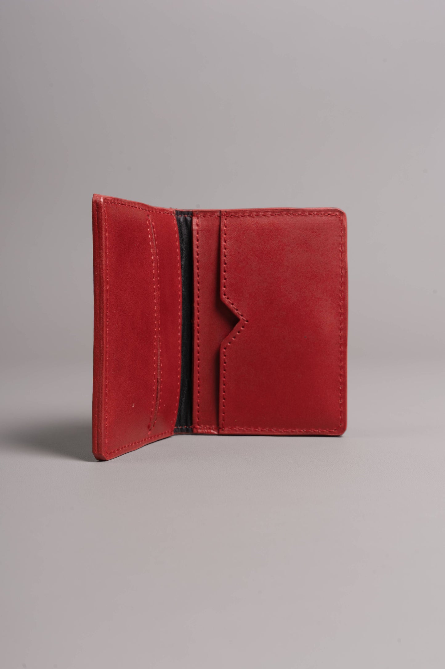 Xolos Double Cardholder de piel color negro — interior — Miles & Louie