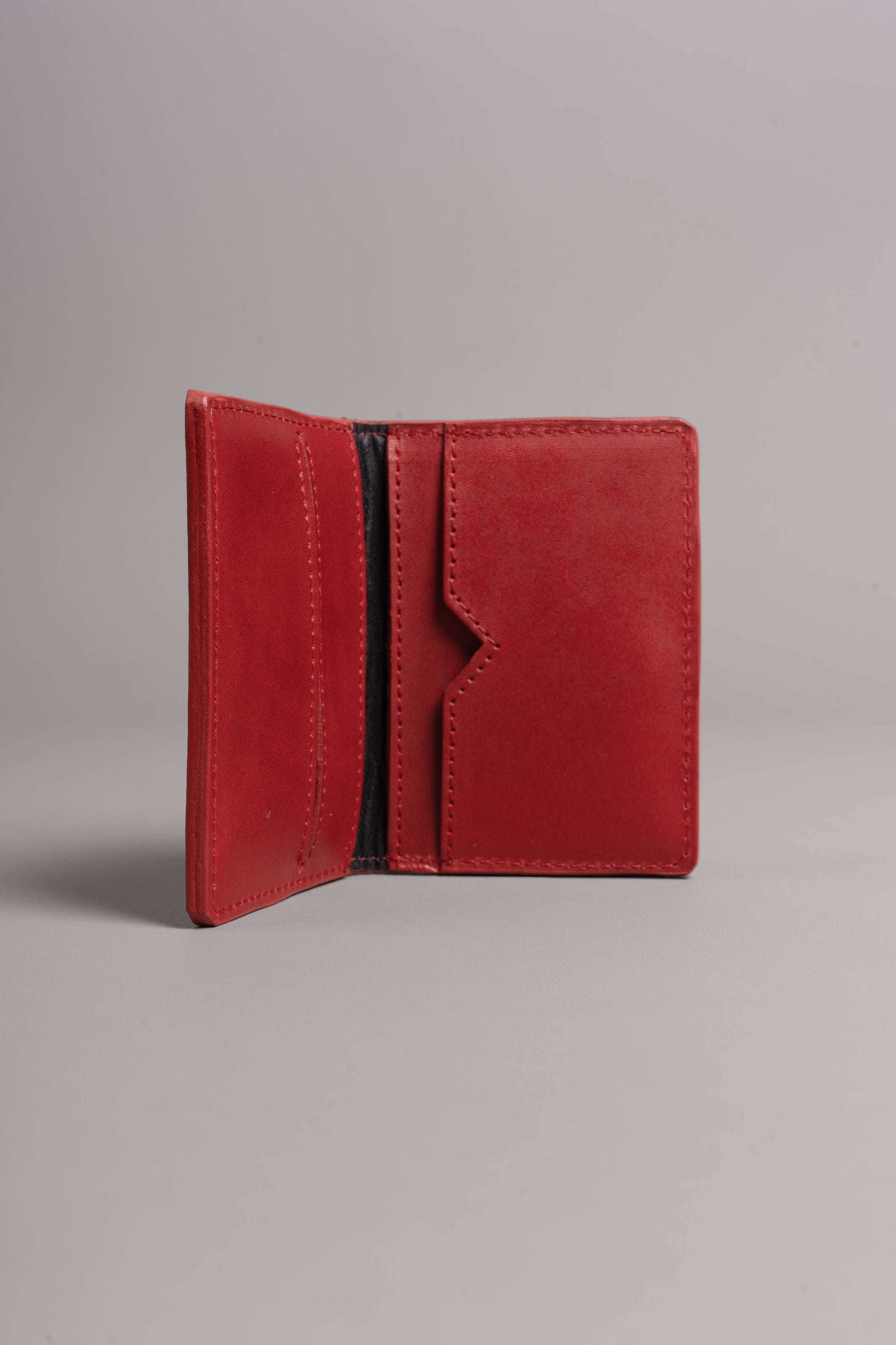 Xolos Double Cardholder de piel color negro — interior — Miles & Louie