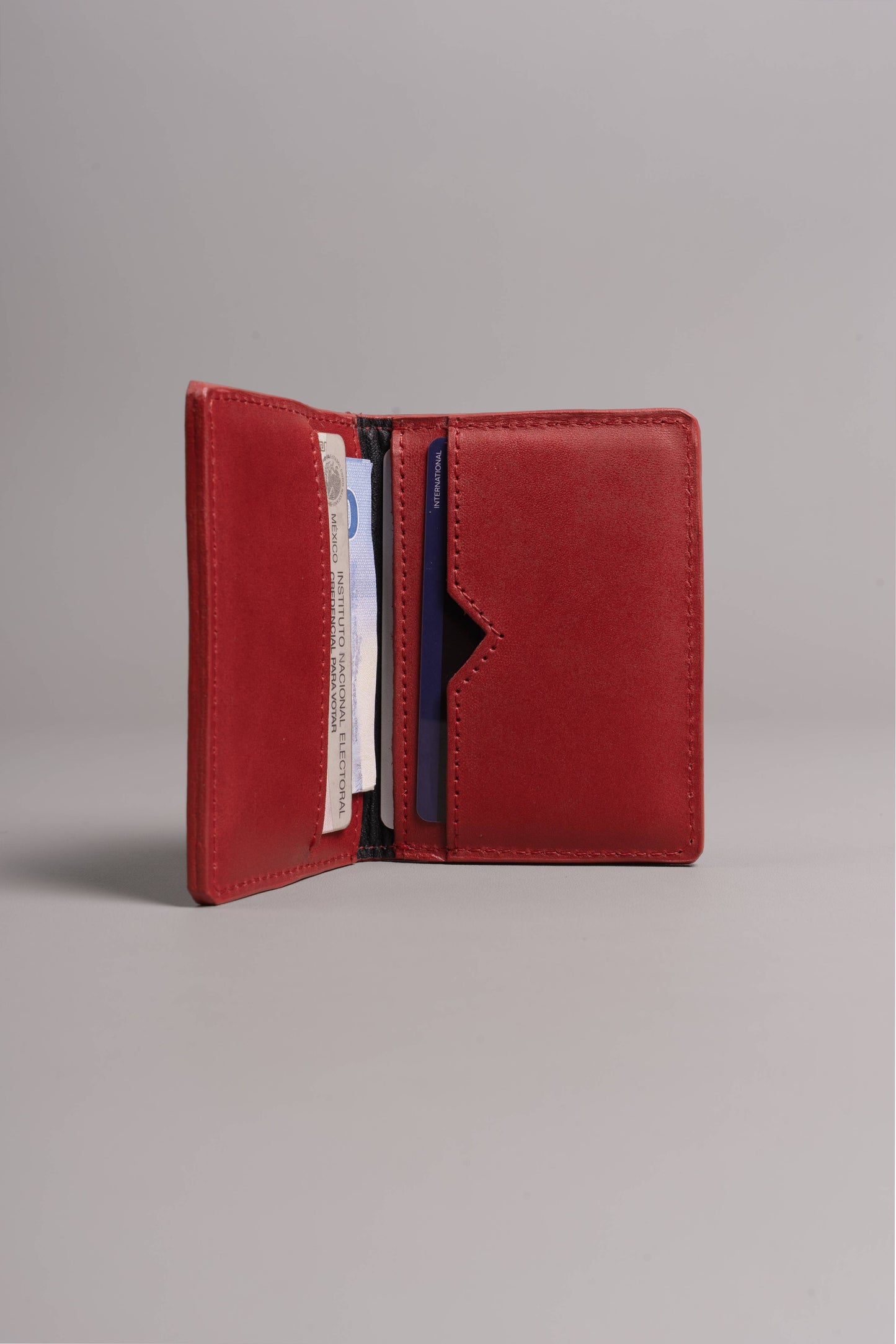 Xolos Double Cardholder de piel color negro — vista lateral — Miles & Louie