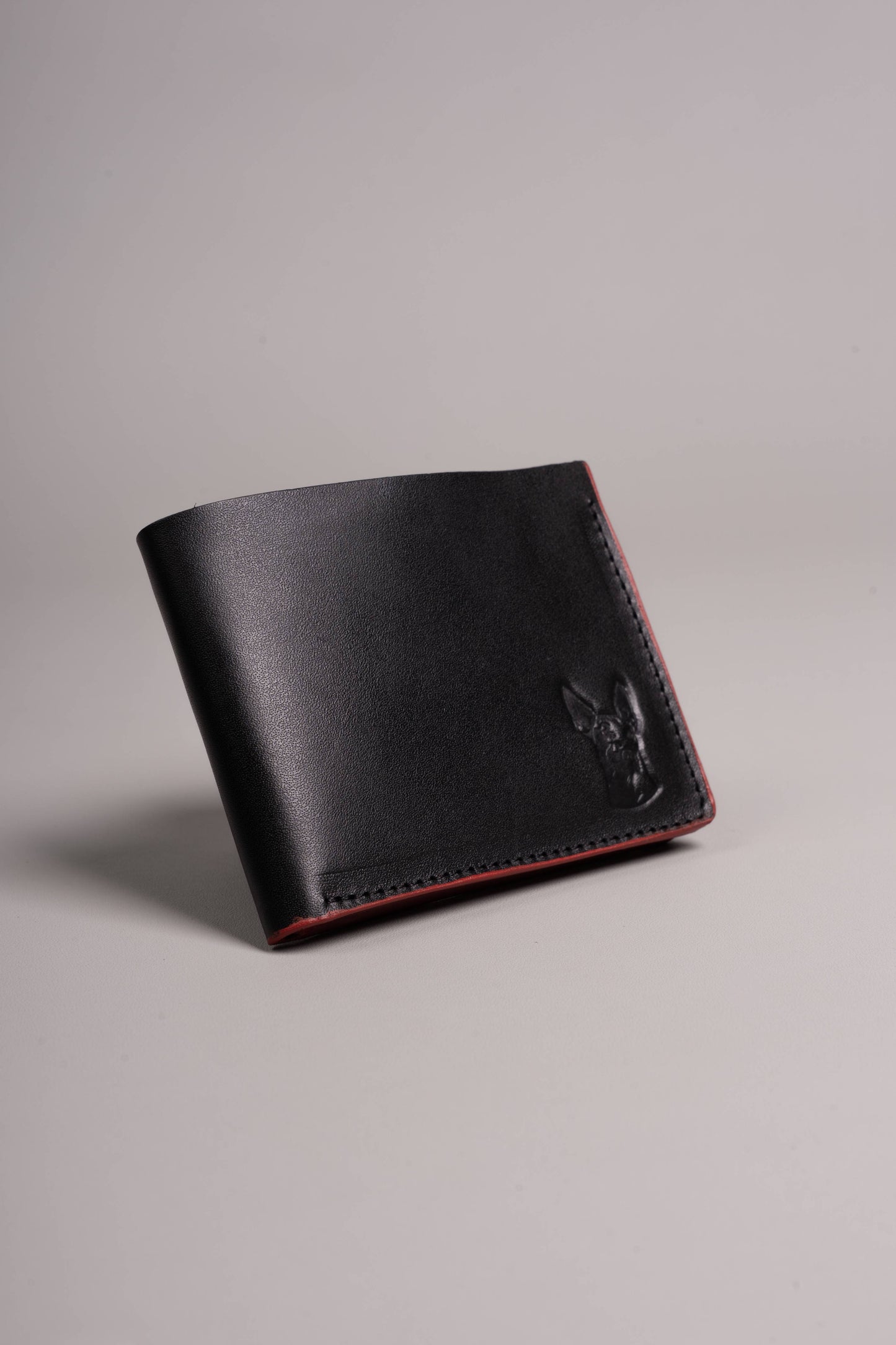 Xolos Bifold Wallet de piel color negro — vista lateral — Miles & Louie