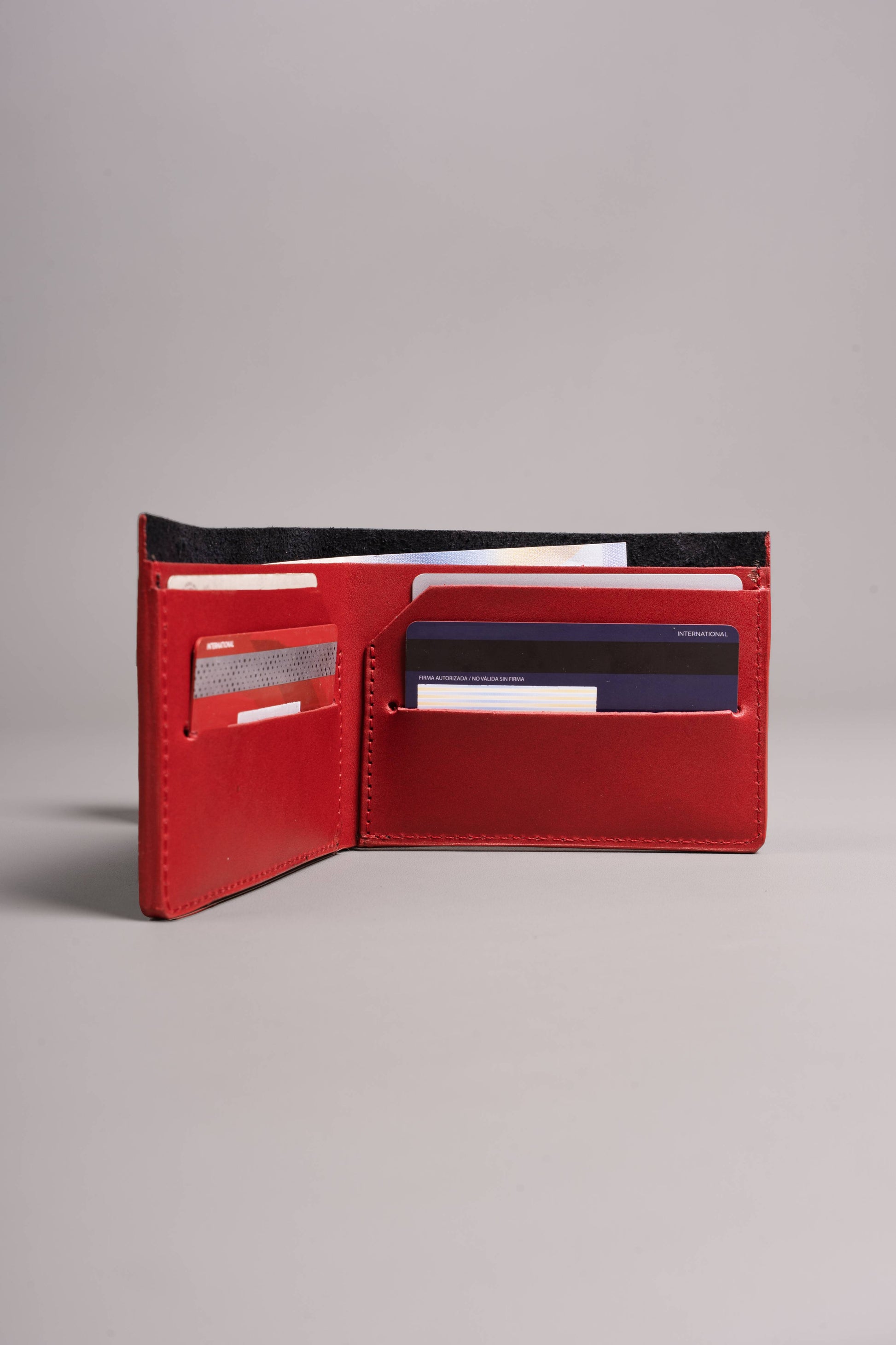 Xolos Bifold Wallet de piel color negro — interior — Miles & Louie