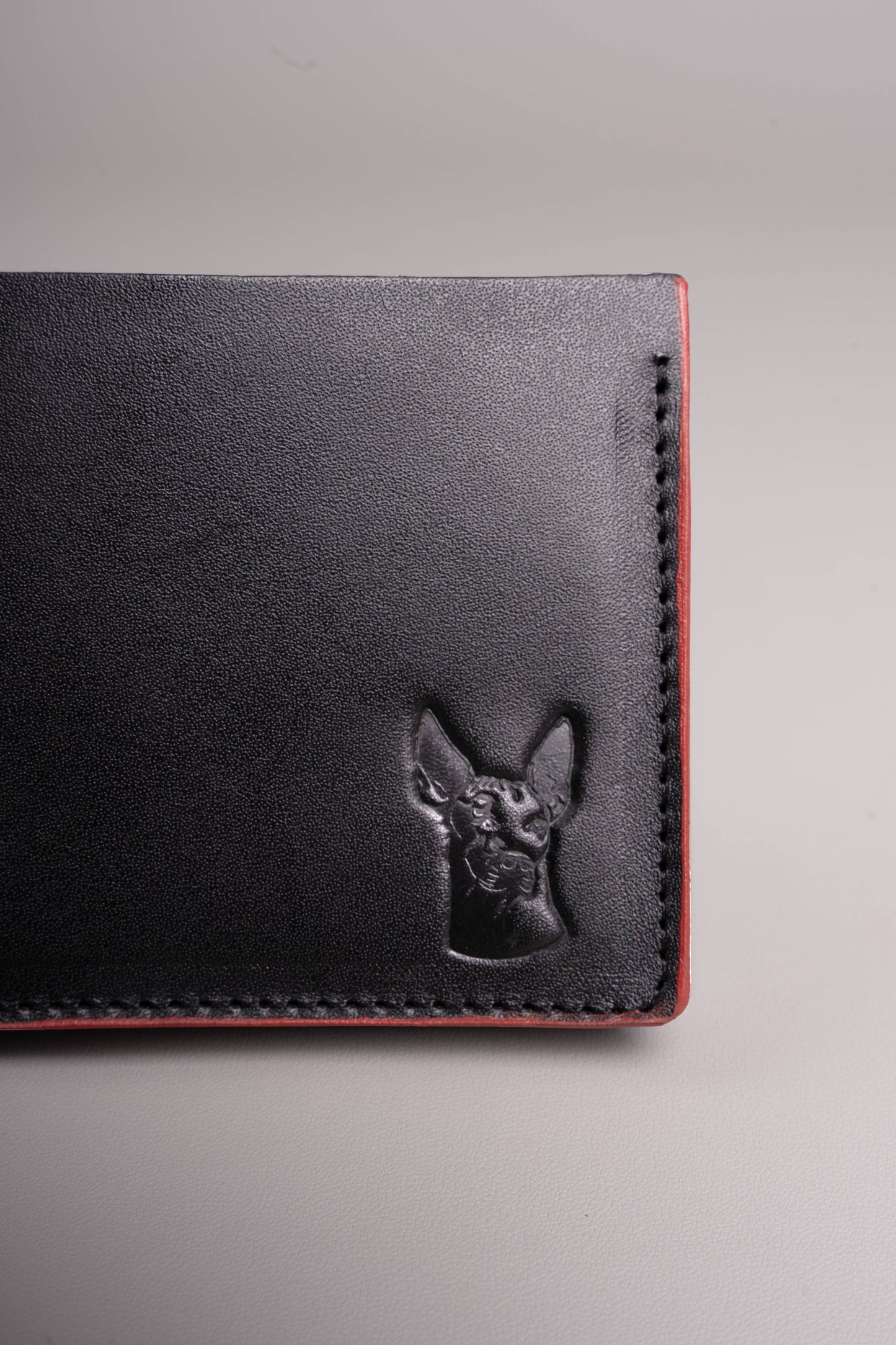 Xolos Bifold Wallet de piel color negro — detalle de la piel y costura — Miles & Louie