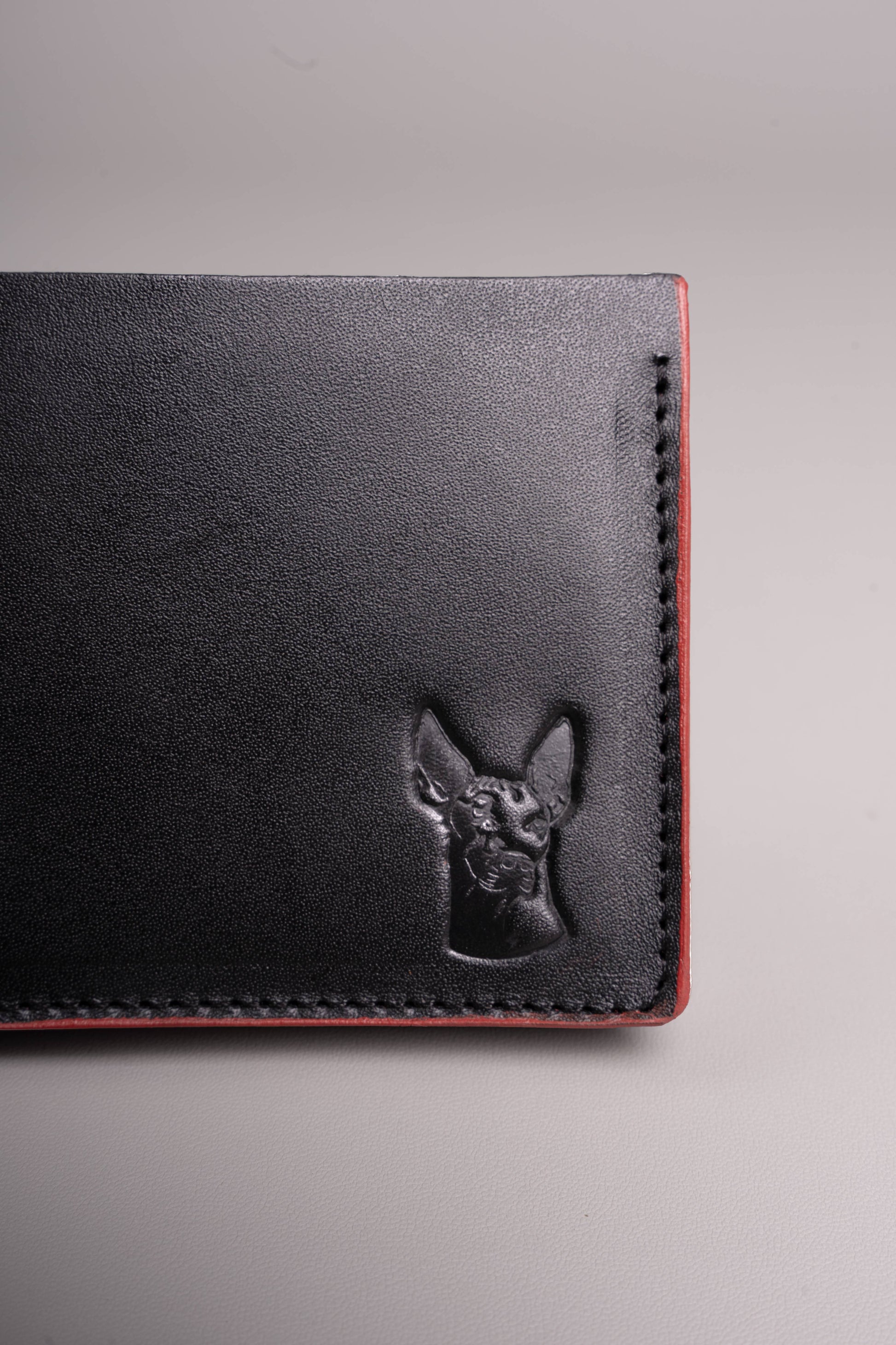 Xolos Bifold Wallet de piel color negro — detalle de la piel y costura — Miles & Louie