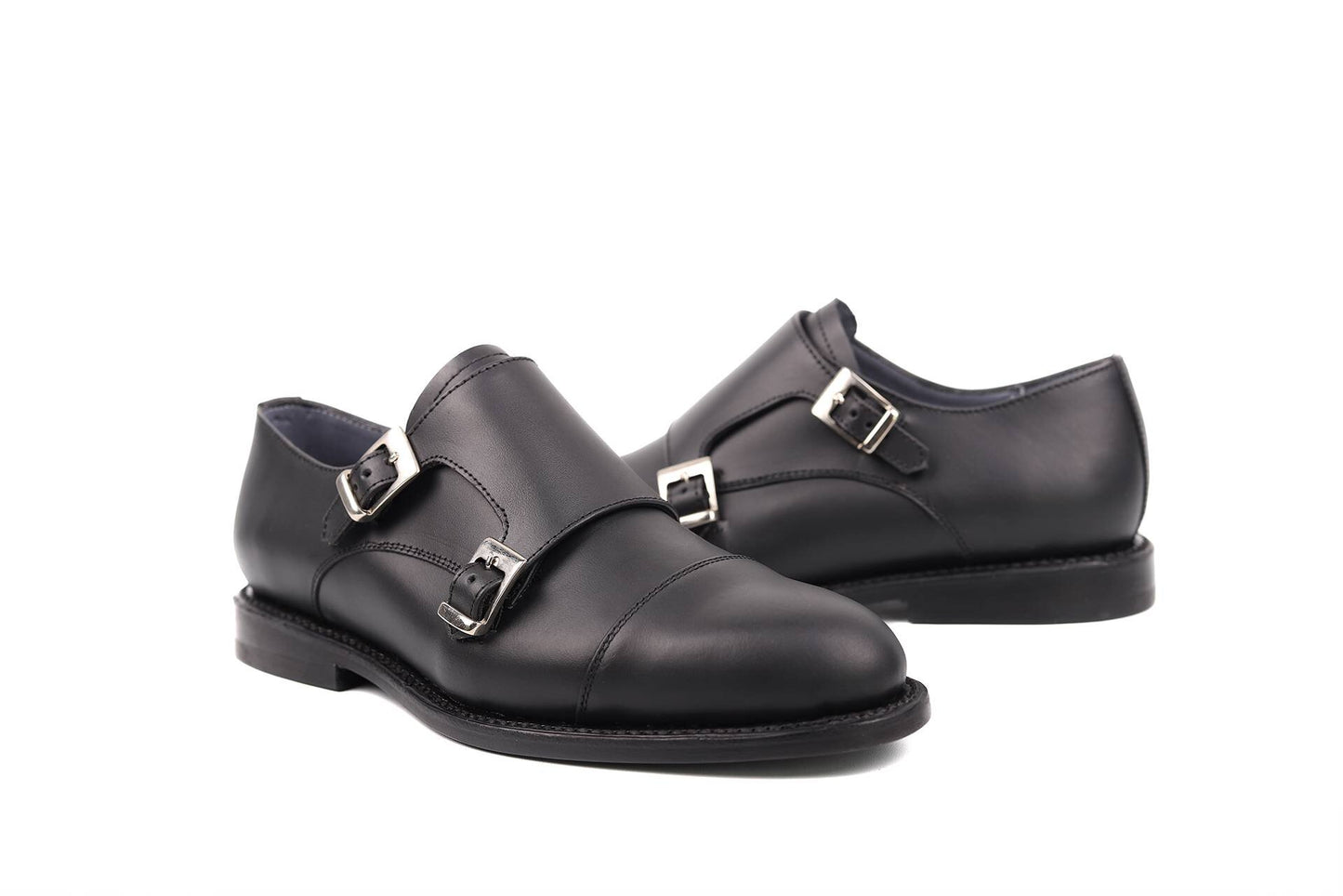 Captoe Monkstrap de piel color negro — detalle de la piel y costura — Miles & Louie