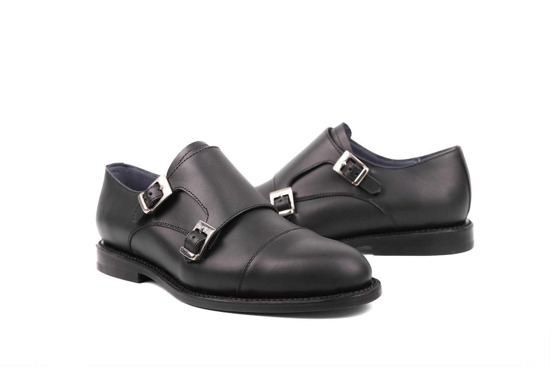Captoe Monkstrap de piel color negro — detalle de la piel y costura — Miles & Louie