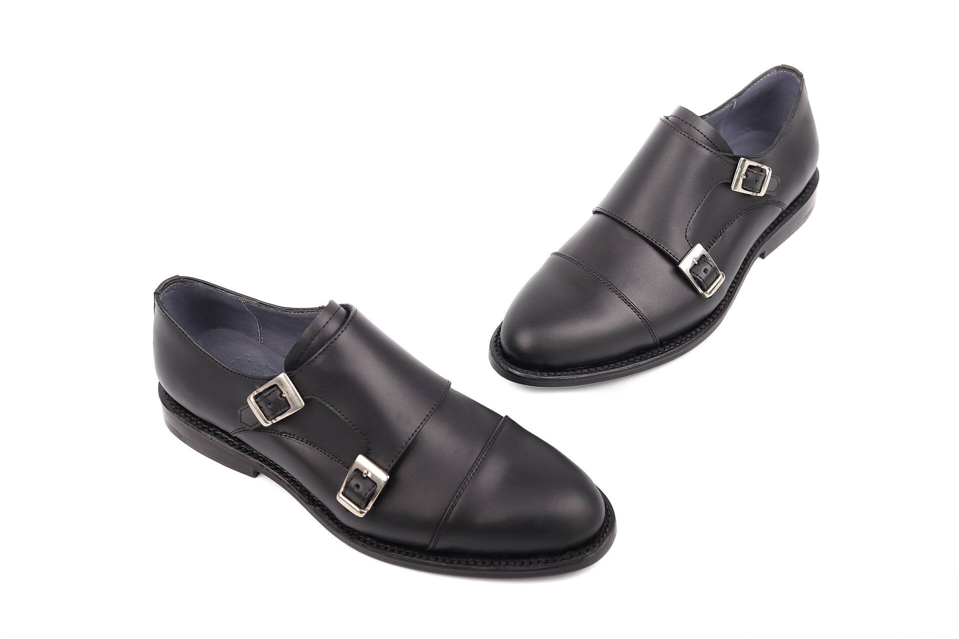 Captoe Monkstrap de piel color negro — de perfil — Miles & Louie
